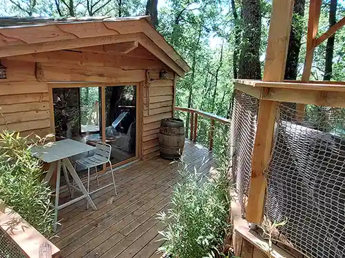 grande cabane perchée dans le Gers