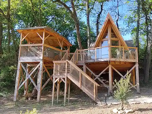 grande cabane perchée dans le Gers